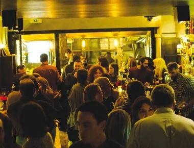 Αλλάζει το Κολωνάκι: «Φρένο» στην μουσική στα μπαρ μετά τις 12 το βράδυ